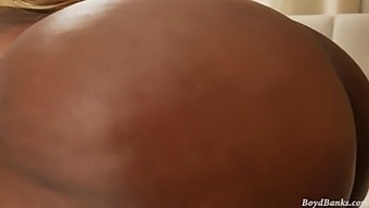 Fille À Gros Os Suce Une Bite Noire
