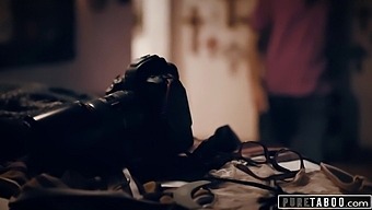 Rencontre Interraciale: Le Moment Intime De Demi Sutra Avec Le Photographe