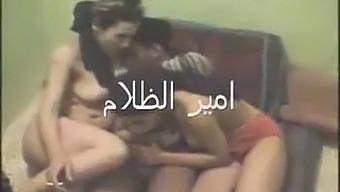 Deux Filles Sexy Deviennent Coquines Dans Une Vidéo Arabe