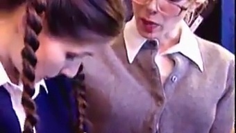 Jeune Enseignante Et Étudiante S'Engagent Dans Le Sexe Lesbien
