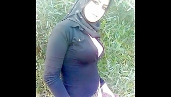 Un Cfnm Asiatique Avec Un Mélange Turco-Arabe Dans Une Série De Photos Amateurs