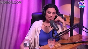 מבקר מקבל הנאה בעל פה בנרתיק