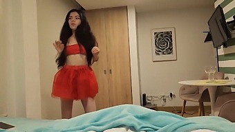 Une Superbe Femme En Jupe Rouge Désire Recevoir Un Cadeau Sexuel À Noël