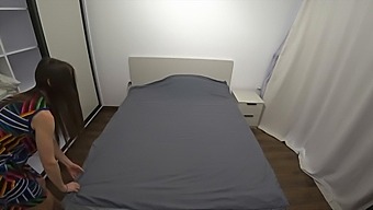 L'Amie De Son Mari Couche Avec Une Femme Mariée Sur Son Lit Conjugal, Ce Qui Mène À L'Infidélité
