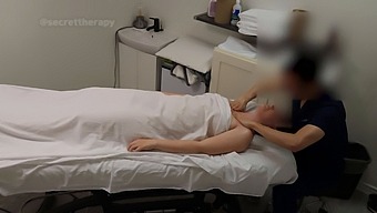 La Femme Mariée Sera Crie De Plaisir Pendant La Salle De Sport Et La Séance De Massage