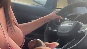 אישה ג'ינג'ית נותנת בגרון עמוק לזין שחור