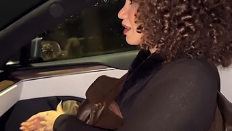 Une Femme Mariée Baise Avec Un Inconnu Dans Une Voiture Pendant Que Son Mari Regarde.
